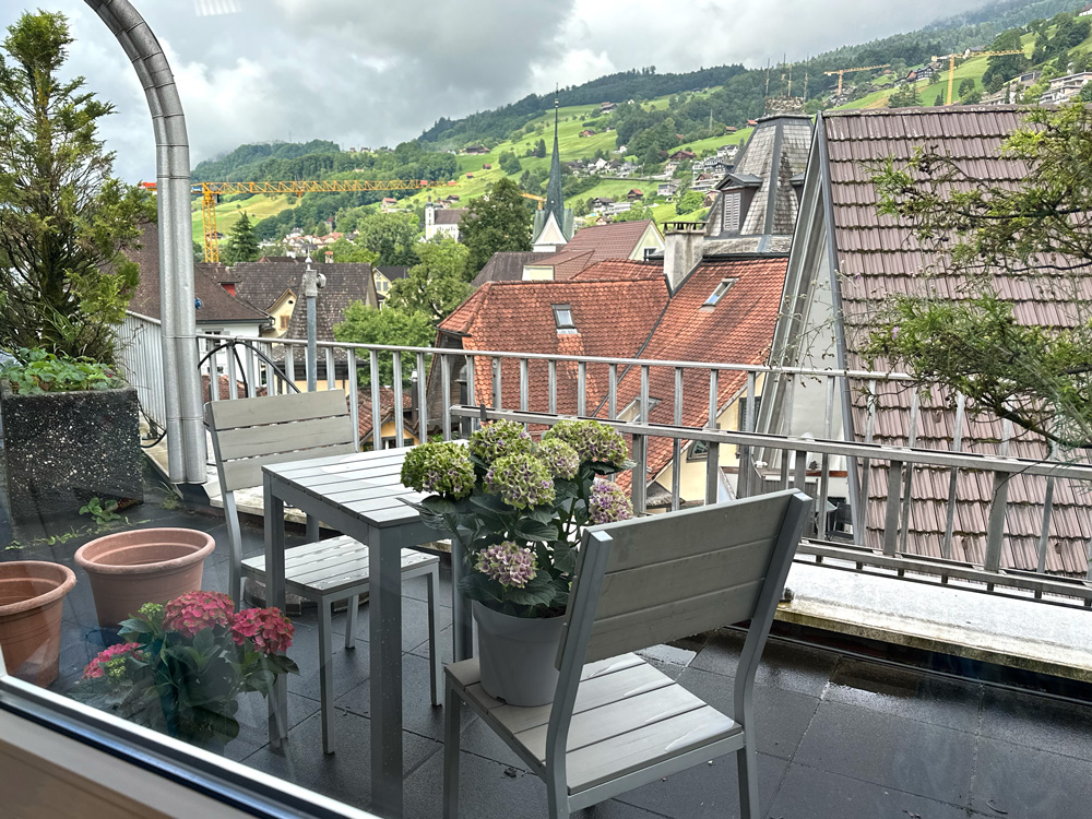 Homöopathie Praxis Cornelia Rebsamen in Sarnen | Sitzplatz auf dem Balkon Homöopathie Praxis Cornelia Rebsamen in Sarnen | Sitzplatz auf dem Balkon